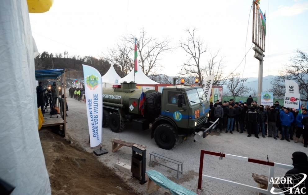 Des voitures appartenant au CICR traversent la route Latchine-Khankendi