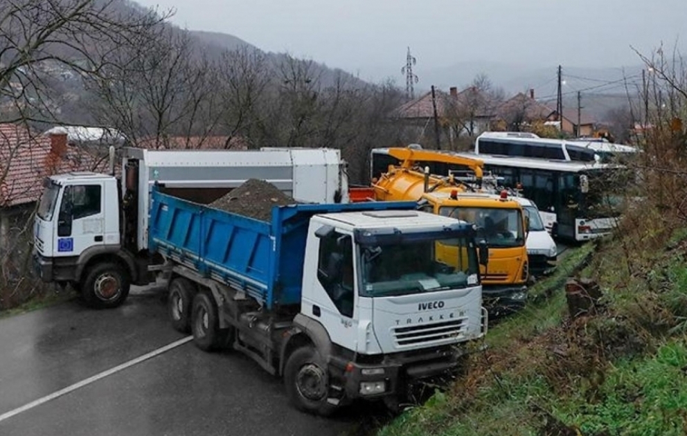 Serblər Kosovonun şimalında barrikadaları sökməyə başlayıblar