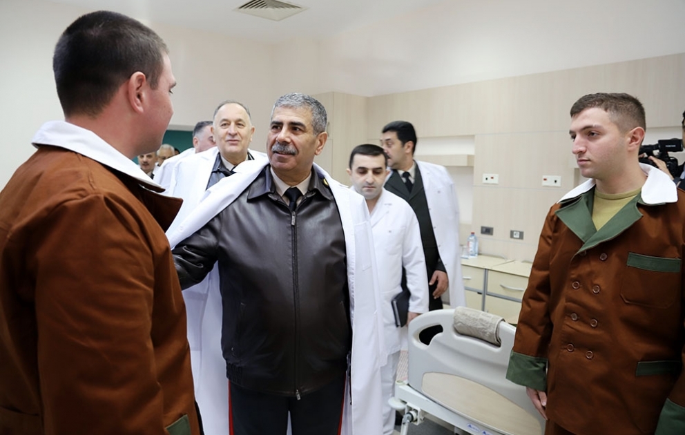 Müdafiə naziri bayram günündə hospitalda müalicə olunan hərbçilərlə görüşüb