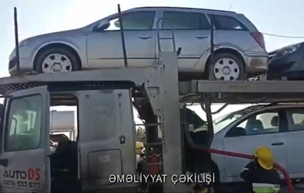 Kürdəmirdə qoşqusunda 8 avtomobil olan yük maşını yanıb