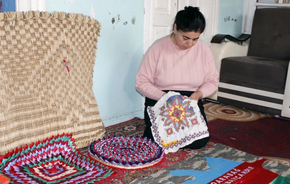 Bir iynədən istifadə olunmaqla yaradılan təkrarolunmaz sənət nümunələri