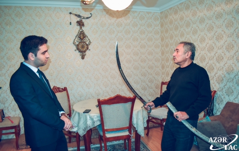 Gəncəli rəssamın hazırladığı qılınc növləri
