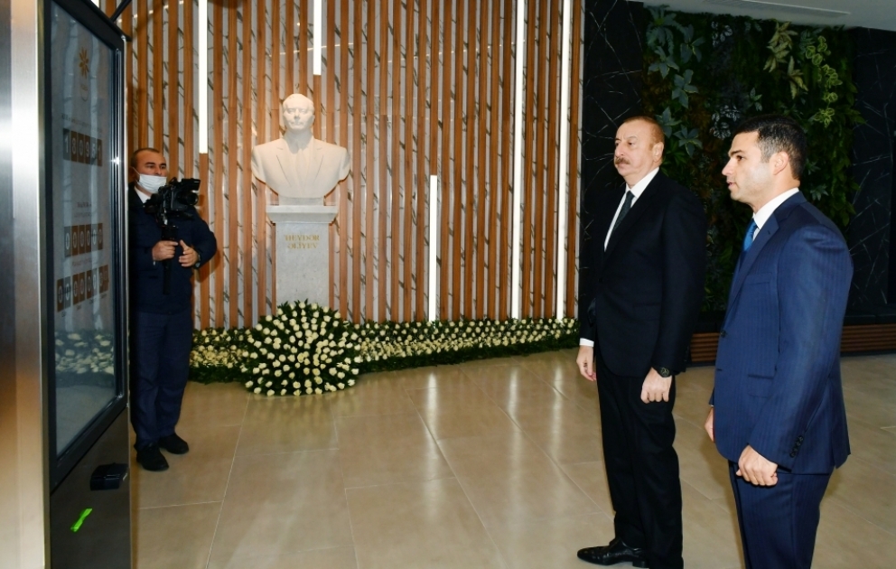 Le président de la République participe à l’inauguration de la Maison des PME de Bakou