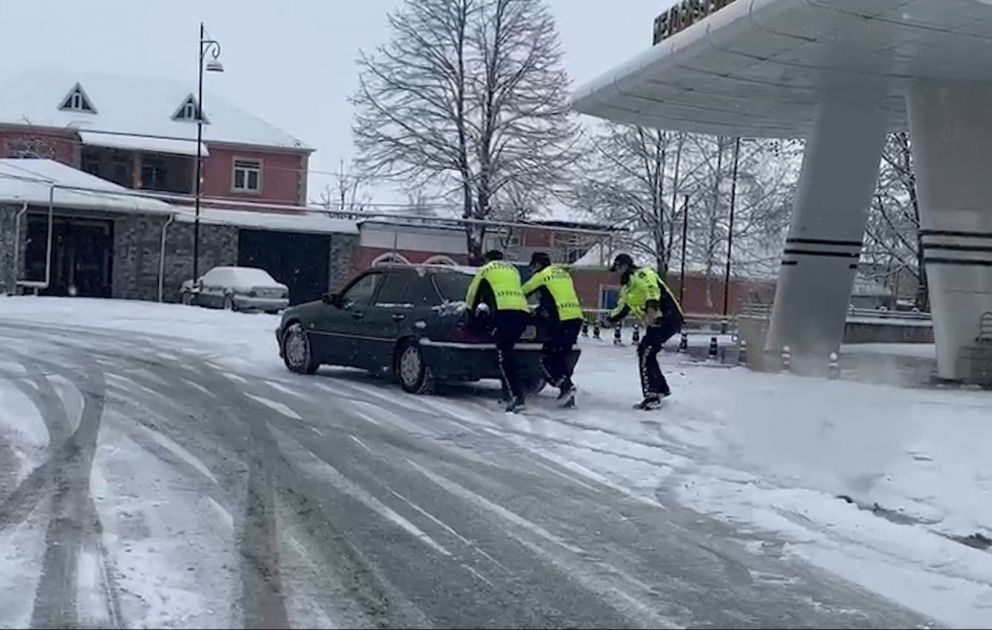 Yolda qalan avtomobillərə kömək göstərilir, təhlükəli yollarda nəqliyyat
vasitələrini patrul avtomobilləri müşayiət edir