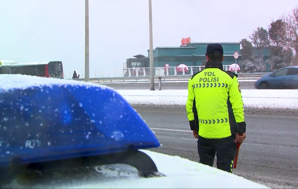 Polis əməkdaşları qarlı hava şəraitində xidmətini davam etdirir