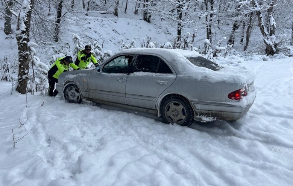 Yol polisi qarlı havada sürücülərə kömək edib