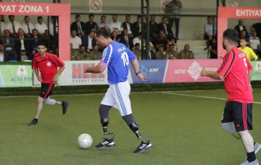 Əlilliyi olan hərbçilər futbol meydançasında
