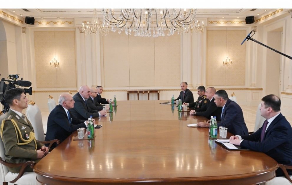 Präsident Ilham Aliyev empfängt italienischen Verteidigungsminister
