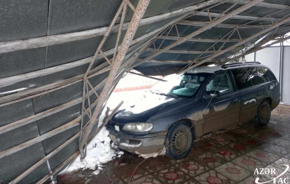 Qarın ağırlığından aşan çardaq avtomobilin üzərinə düşdü