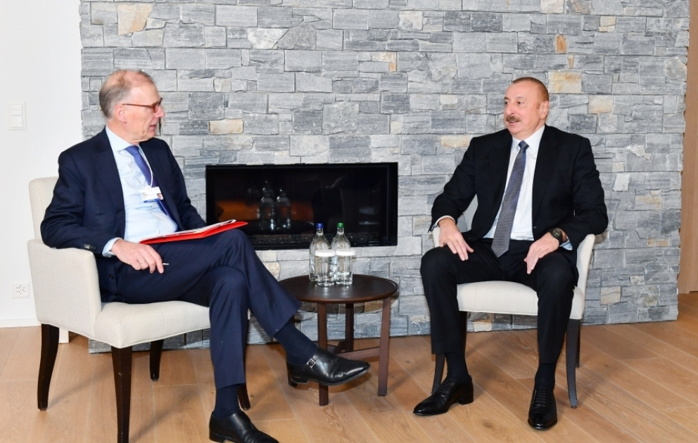 Prezident İlham Əliyev Davosda “Carlsberg Group” şirkətinin prezidenti və baş icraçı direktoru ilə görüşüb