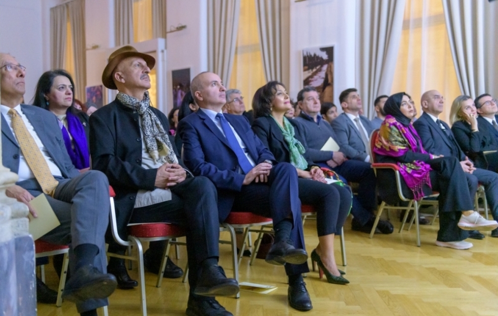 Vyanada fotojurnalist Reza Deqatinin 20 Yanvar faciəsi ilə bağlı fotolarından ibarət sərgi keçirilib
