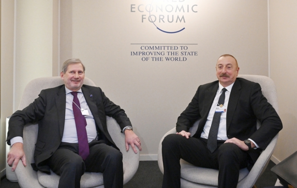 Präsident Ilham Aliyev trifft in Davos mit EU-Kommissar für Haushalt und Verwaltung zusammen