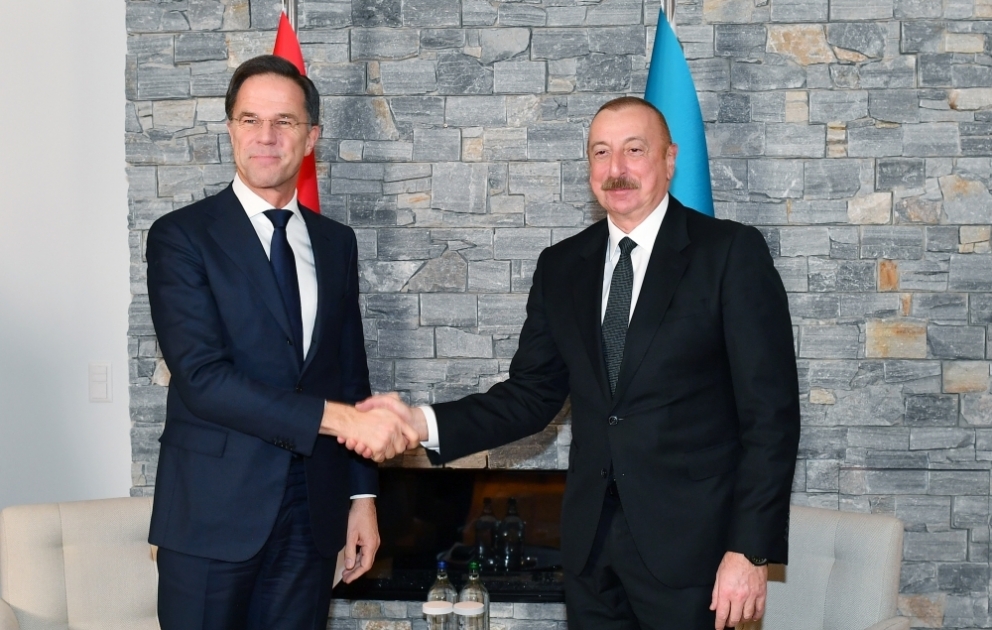 Präsident Ilham Aliyev trifft sich in Davos mit dem Ministerpräsidenten der Niederlande