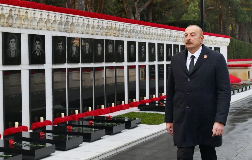 Le président Ilham Aliyev visite l’Allée des Martyrs à l’occasion du 33e anniversaire de la tragédie du 20 Janvier