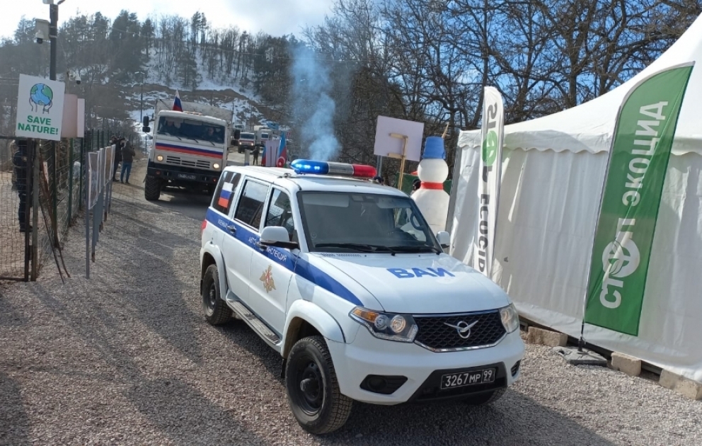 Un autre convoi de véhicules du contingent russe de maintien de la paix traverse la route Latchine-Khankendi