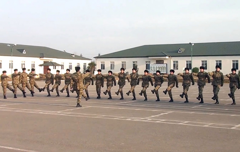 Продолжается прием призывников в воинские части Азербайджанской Армии