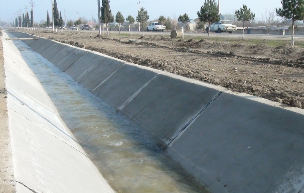 Beyləqanda 2200 hektar sahənin suvarılmasında istifadə olunan kanala beton üzlük çəkilib