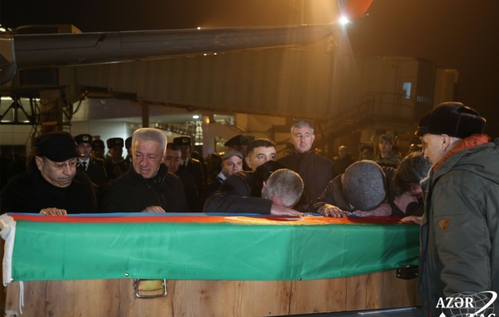 Прибытие в Баку самолета с телом Оргахана Аскерова, убитого во время вооруженного нападения на посольство в Тегеране