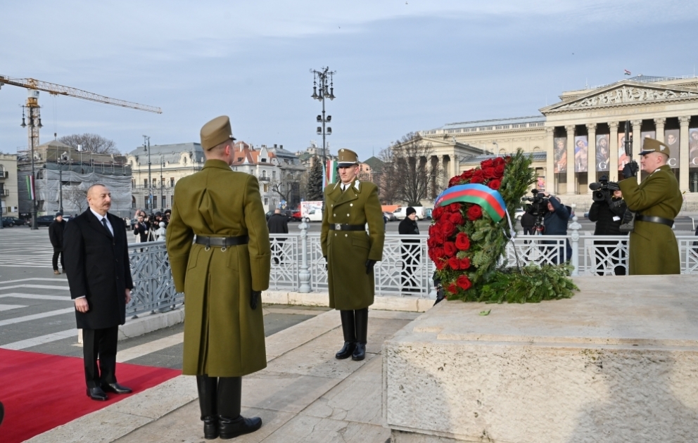 Prezident İlham Əliyev Budapeştdə naməlum əsgərin məzarını ziyarət edib