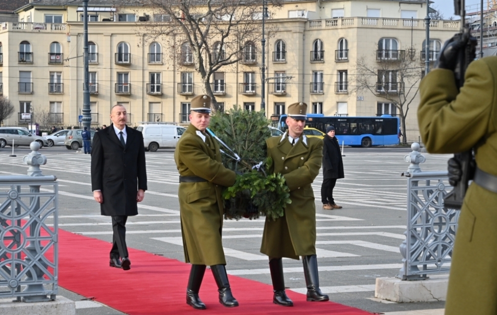 President Ilham Aliyev visited tomb of unknown soldier in Budapest