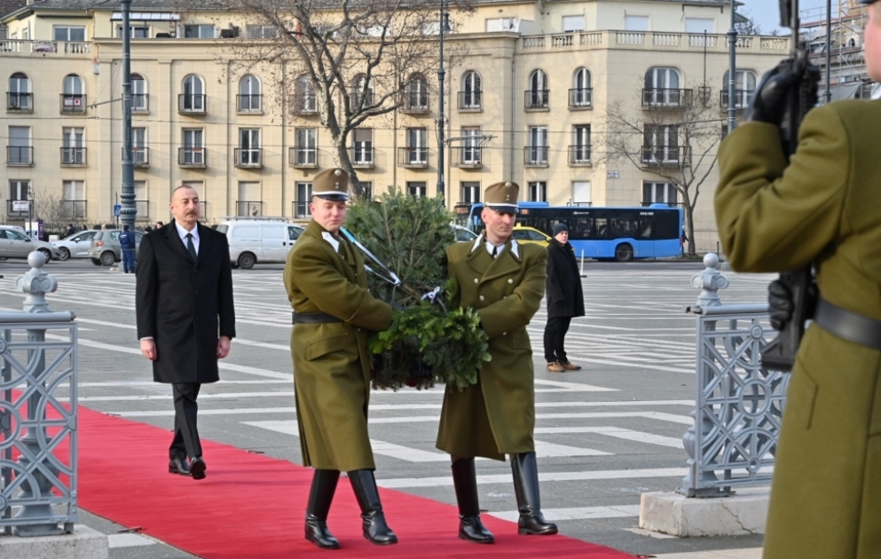 Le président Ilham Aliyev se recueille sur la Tombe du Soldat inconnu à Budapest