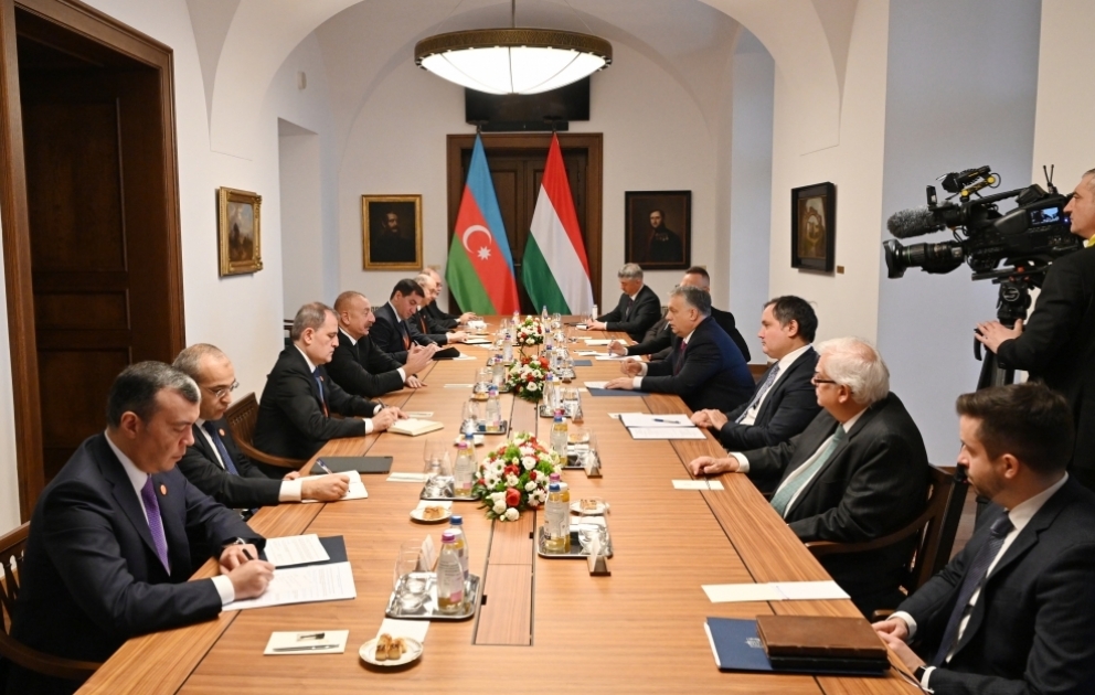 Präsident Ilham Aliyev und Ministerpräsident von Ungarn Viktor Orbán treffen sich in erweitertem Format