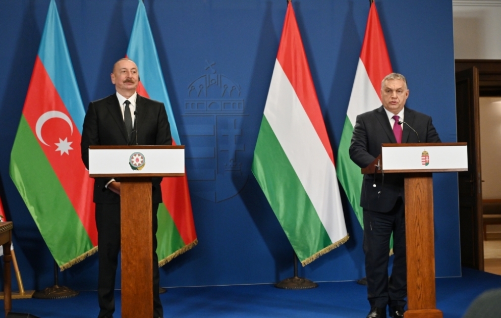Präsident Ilham Aliyev und Ministerpräsident Viktor Orbán treten mit Erklärungen für Presse ab