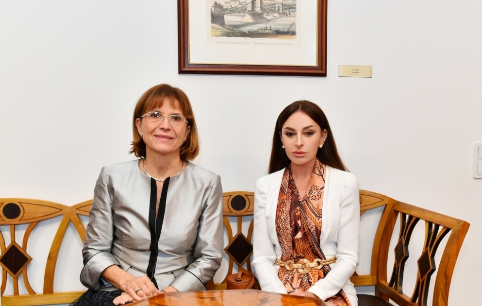 First Lady von Aserbaidschan Mehriban Aliyeva trifft sich mit der Frau des ungarischen Ministerpräsidenten in Budapest