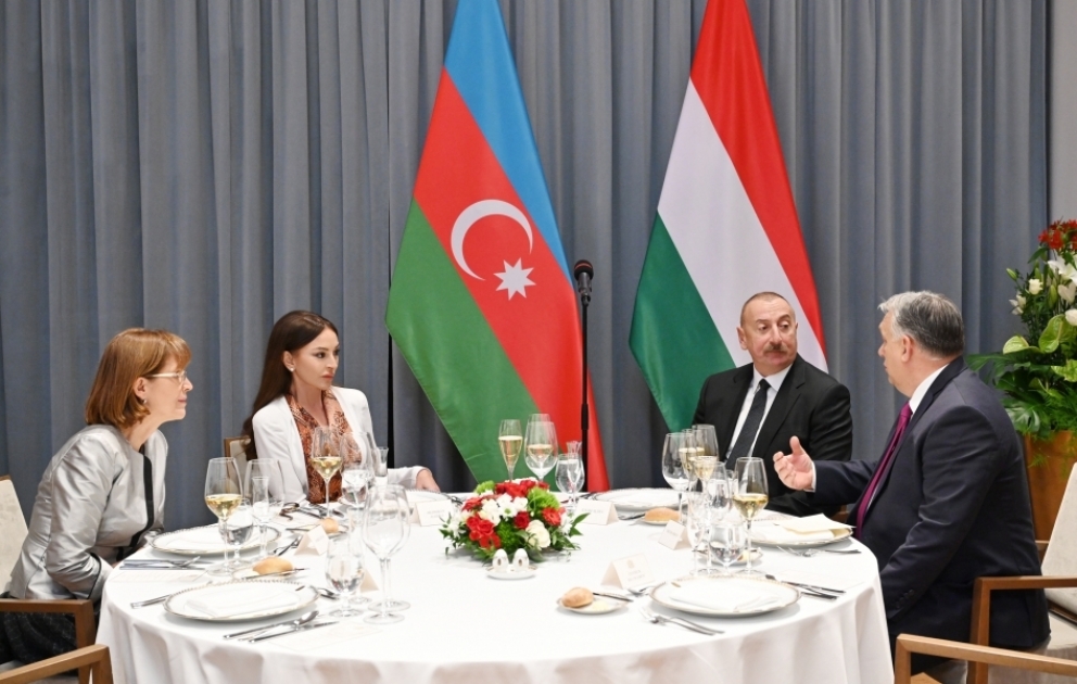 Un dîner officiel offert en l’honneur du président azerbaïdjanais et de son épouse