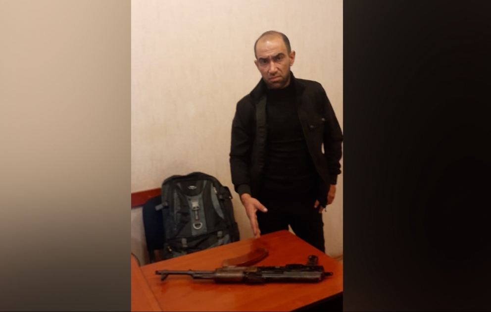Cinayətkarlığı təbliğ edən videolar paylaşan və qanunsuz silah gəzdirən şəxs saxlanılıb