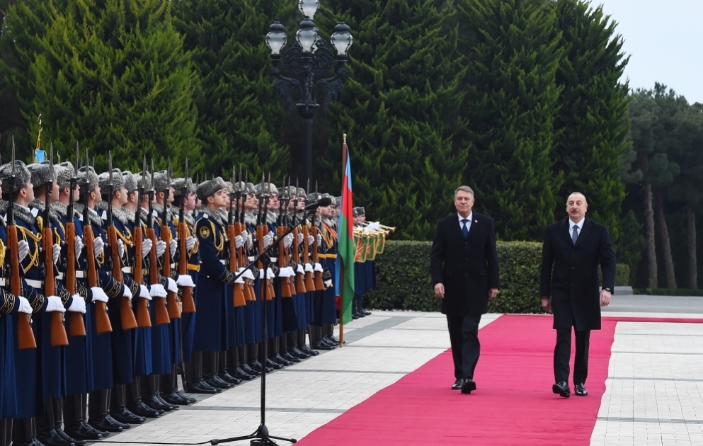 Cérémonie d’accueil officiel du président roumain Klaus Iohannis à Bakou