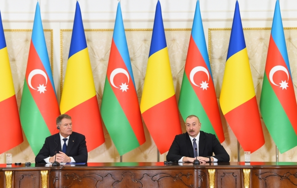 Präsident Ilham Aliyev und Präsident Klaus Johannis treten mit Erklärungen für Presse auf