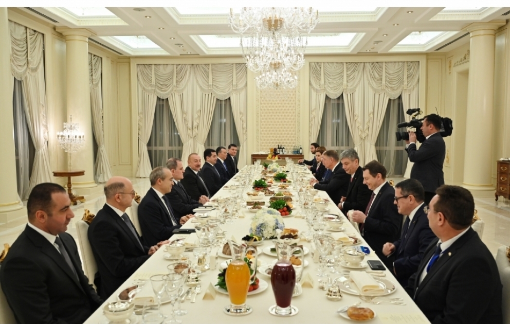 President Ilham Aliyev hosted official reception in honor of President of Romania