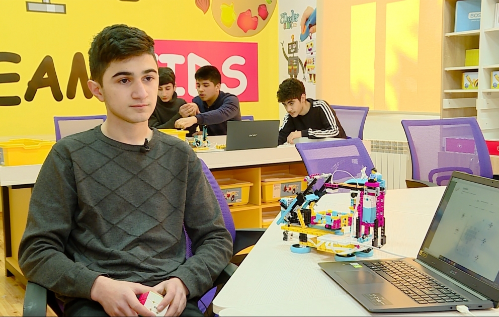 Tovuzlu gənc rubik kubunu yığan robot düzəldib