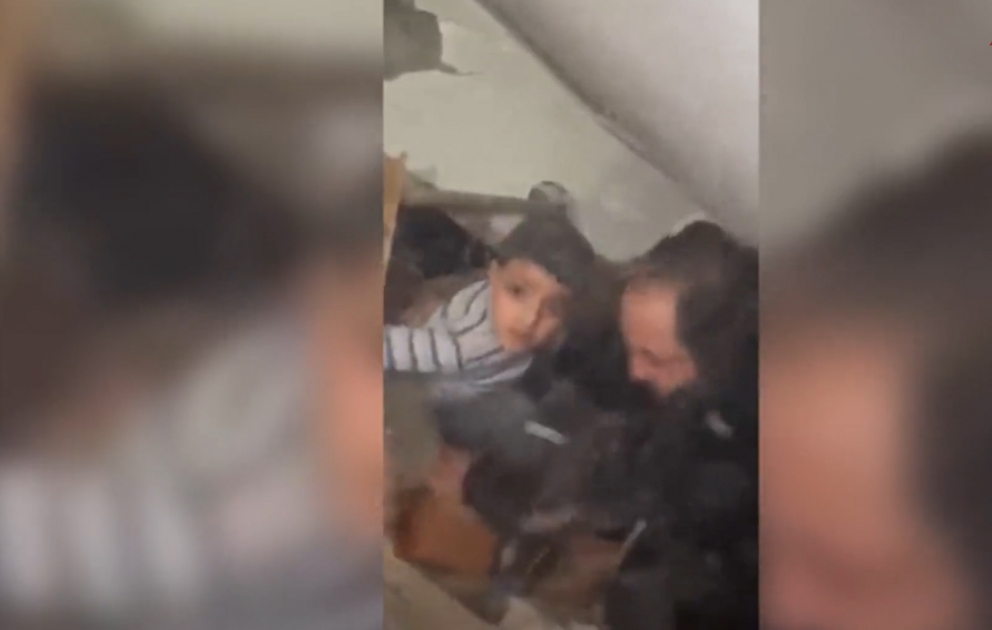 Türkiyədə dağıntılar altında qalan uşaqların xilas edilmə anları