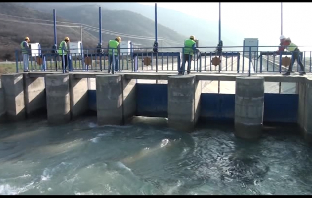 Ağsuçayda baş su qəbuledici qurğu tikilib
