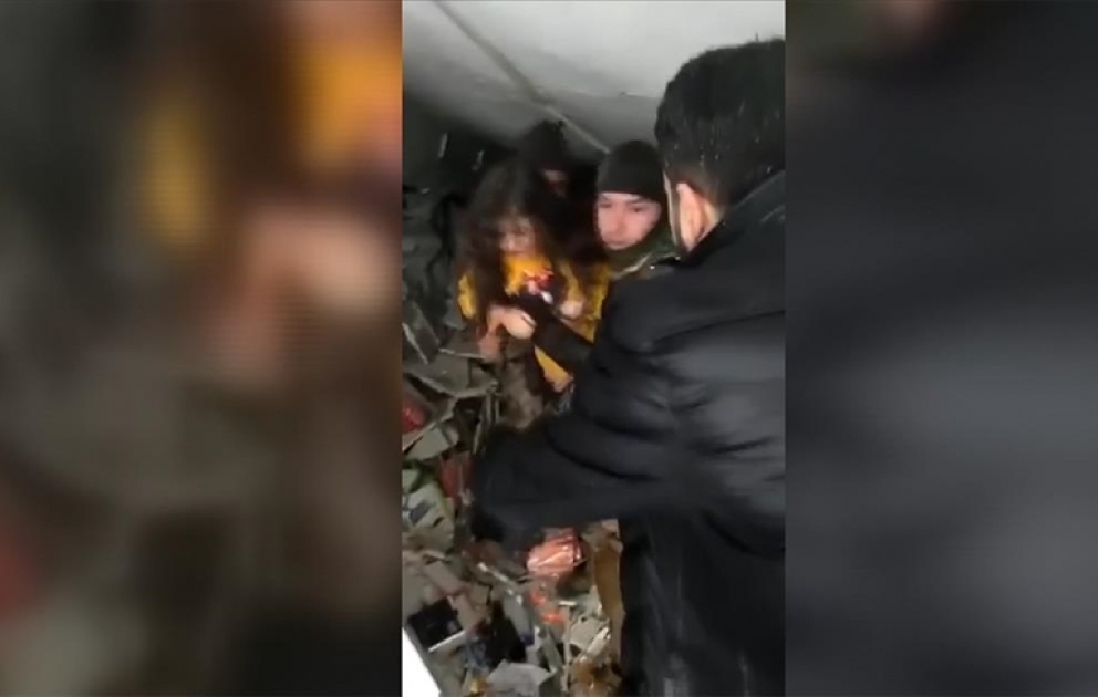 Türkiyənin Malatya şəhərində polislər uşağı dağıntılar altından çıxararaq xilas ediblər