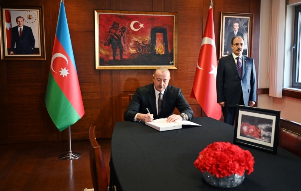 Prezident İlham Əliyev Türkiyənin Azərbaycandakı səfirliyində olub, çox sayda insanın həlak olması ilə əlaqədar başsağlığı verib