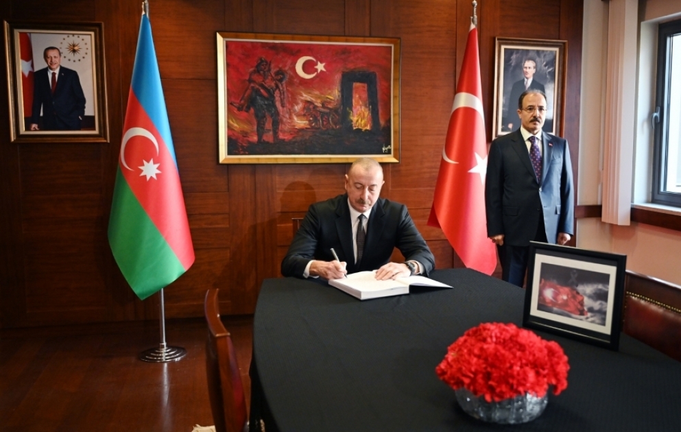 Ilham Aliyev rend visite à l’ambassade de Türkiye à Bakou pour présenter ses condoléances