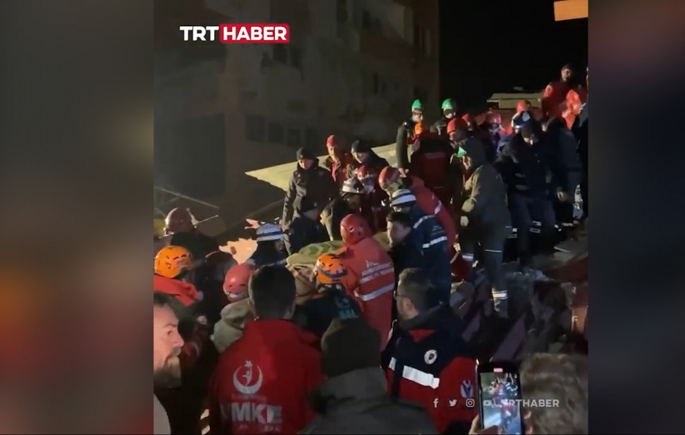 Türkiyədə 70 saatdan sonra hamilə qadın dağıntılar altından xilas olunub