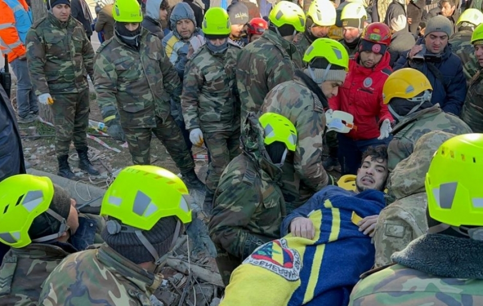 Спасатели МЧС Азербайджана вытащили из-под завалов в Турции 44 человек живыми