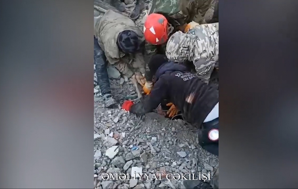 FHN-in xilasediciləri dağıntılar altından yeniyetmə oğlanı və qızı xilas ediblər