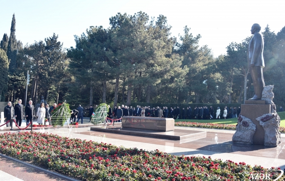 Ali Məhkəmənin kollektivi Fəxri xiyabanı və Şəhidlər xiyabanını ziyarət ediblər
