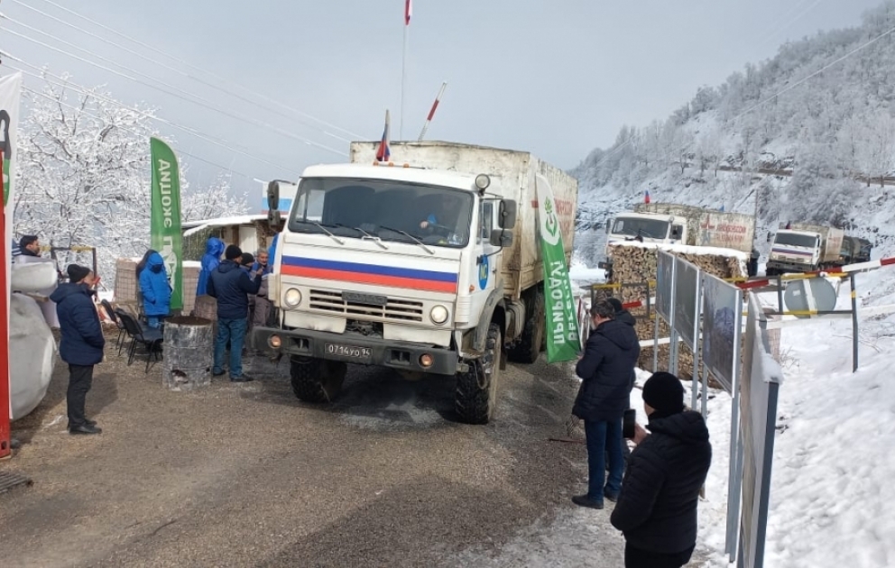 Eighteen more vehicles of Russian peacekeepers move freely through protest area