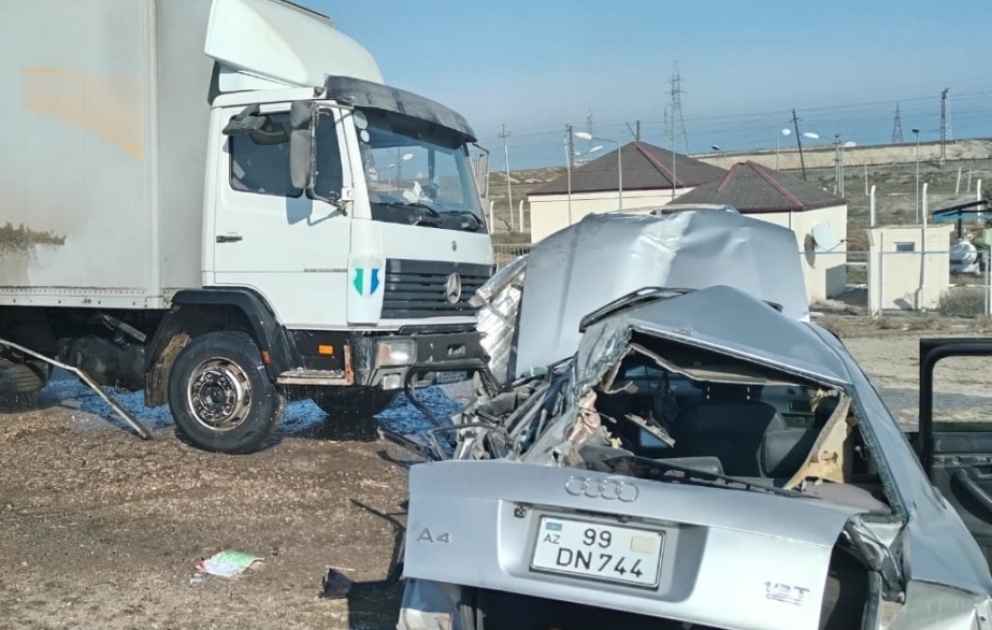 Siyəzəndə “Audi” yük avtomobilinə çırpılıb - sürücü yaralanıb, 3 sərnişin ölüb