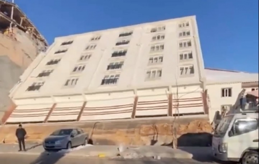 Zəlzələdə yıxılsa da ciddi xəsarət almayan bu bina hamını təəccübləndirdi