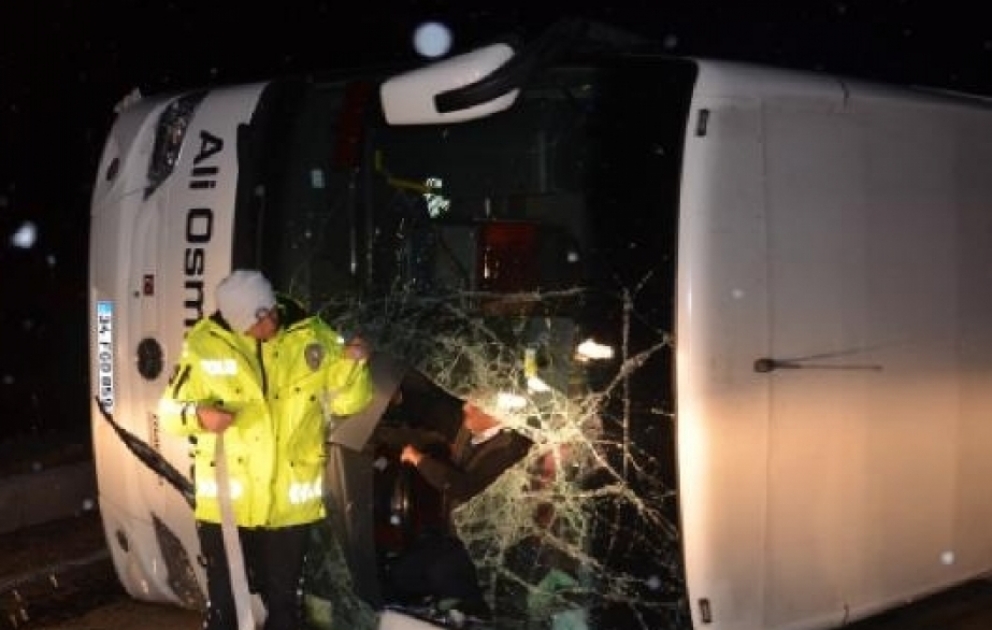 Türkiyədə avtobus aşıb, 30 nəfər xəsarət alıb