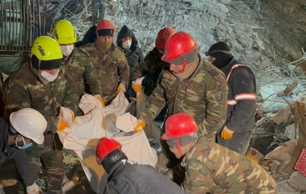 Aserbaidschanische Rettungskräfte ziehen 51 Menschen lebend, 655 weitere Menschen tot aus Trümmern