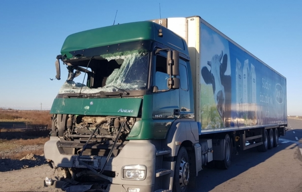 Ucarda yük avtomobili mikroavtobusla toqquşub - ölən və xəsarət alanlar var