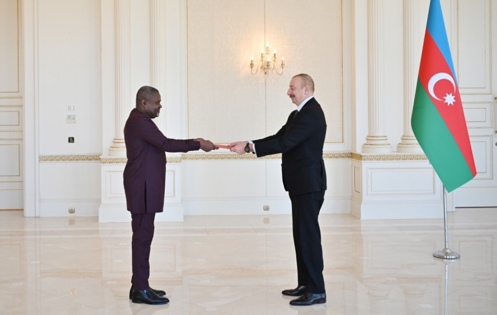 President Ilham Aliyev accepted credentials of incoming ambassador of Angola